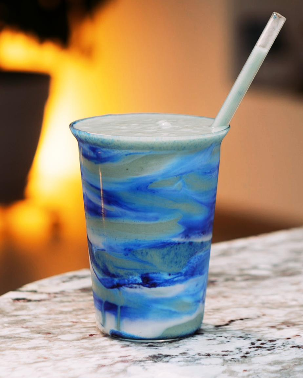 LYV Blau Matcha Getränk